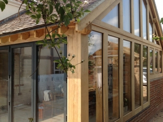 Oak extension with aluminium doors